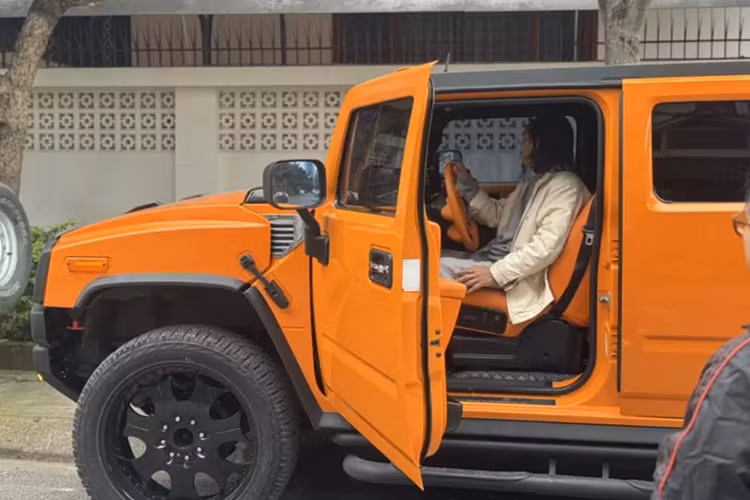 Chủ nhân của dòng xe Hummer H2 đa phần là các rapper, tay chơi xe hay nhà sưu tập, nhưng cũng đâu đó có nhiều cụ ông mê thiết kế của dòng xe này, nên quyết định mua về trải nghiệm, 1 trong số đó có 1 doanh nhân đã về hưu ở Hà Nội.