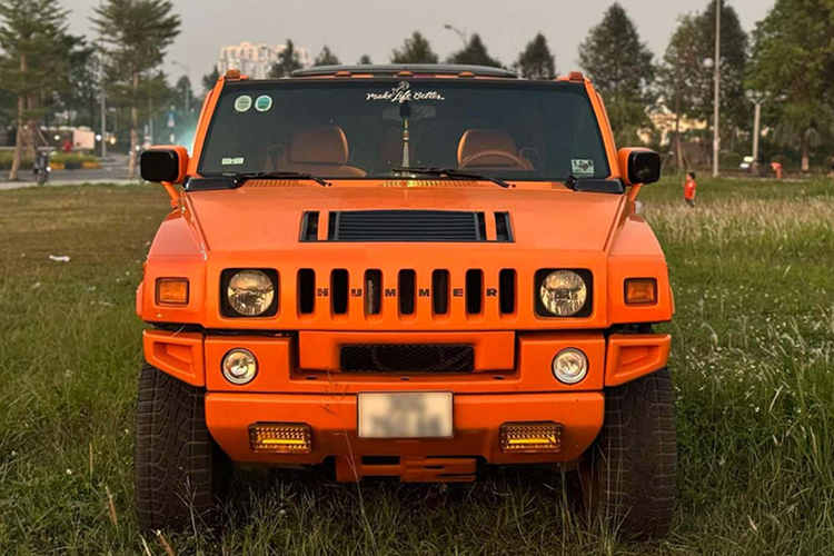 Sở hữu màu sơn cam rất nổi bật, chiếc xe Hummer H2 của ông cụ Hà Nội này còn được người bán phối thêm các chi tiết màu đen nhám, tăng thêm vẻ đối lập, nhằm tạo điểm nhấn ở ngoại hình. Xe cũng được bọc lại nội thất tông màu cam khá sặc sỡ, trần sao.