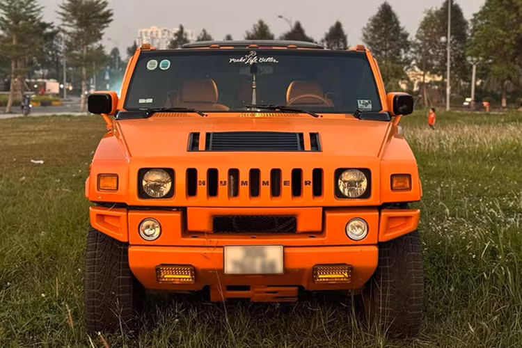 Sở hữu màu sơn cam rất nổi bật, chiếc xe Hummer H2 của ông cụ Hà Nội này còn được người bán phối thêm các chi tiết màu đen nhám, tăng thêm vẻ đối lập, nhằm tạo điểm nhấn ở ngoại hình. Xe cũng được bọc lại nội thất tông màu cam khá sặc sỡ, trần sao.
