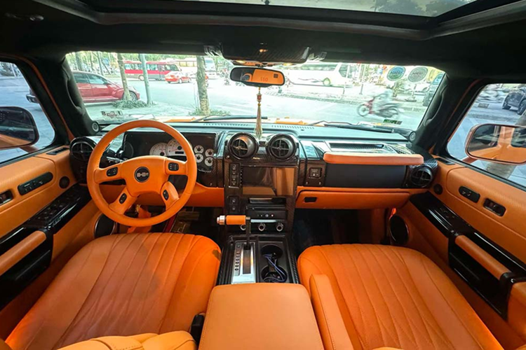 Hummer H2 còn có nhiều tên gọi như "vua sa mạc", "vua uống xăng", lý do là thiết kế, vận hành và khả năng "uống xăng" của xe khiến không ít người sốc. Ở tại Việt Nam, số lượng xe Hummer H2 có gần 10 chiếc, trong đó, có 1 xe độ 6 bánh.