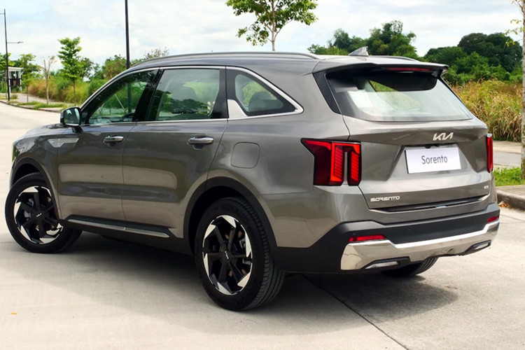 Thế hệ Kia Sorento tại tại Việt Nam ra mắt từ tháng 9/2020. Với vòng đời trung bình của một bản facelift khoảng 3 năm, việc ra mắt Sorento 2025 có phần muộn hơn dự kiến. Tuy nhiên, điều này cũng đồng nghĩa với việc Kia có thể mang đến nhiều nâng cấp giá trị cho mẫu SUV này.