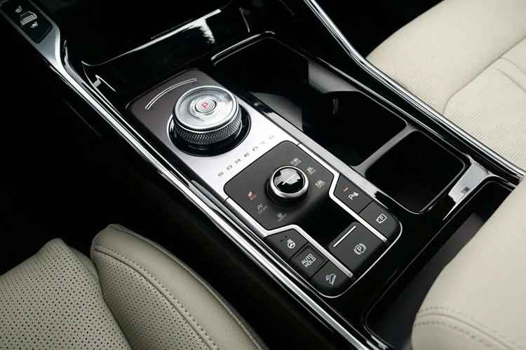 Tại Việt Nam, Kia Sorento không phải là mẫu xe bán chạy nhất trong phân khúc. Theo số liệu từ VAMA và TC Group, tháng 2/2025, mẫu xe này chỉ đứng thứ 5 trong bảng xếp hạng doanh số SUV cỡ D. 