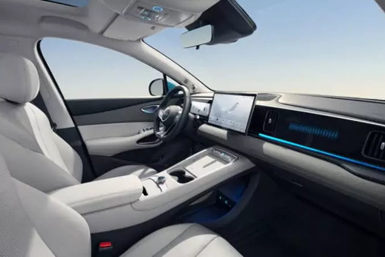 Xe có cốp xe 600 lít có thể mở rộng lên 1460 lít bằng cách gập hàng ghế sau. Xe cũng có cốp xe phía trước dung tích 110 lít. Màn hình trung tâm của BYD Sealion 05 EV có đường kính 12,8 inch. Cụm đồng hồ LCD 8,8 inch nằm sau vô lăng ba chấu.