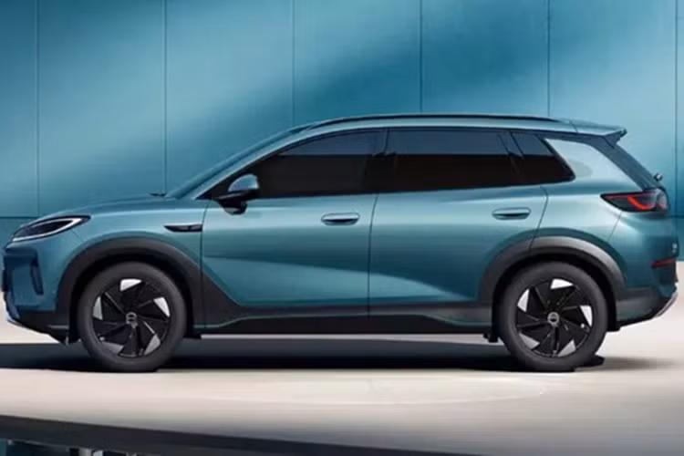 Và mẫu xe SUV BYD Song Plus (Seal-U) đã được ra mắt tại Úc với tên gọi Sealion 6. Vào ngày 25 tháng 3, BYD đã ra mắt mẫu xe crossover Sealion 05 EV, trở thành mẫu xe mới nhất trong dòng sản phẩm. BYD Sealion 05 EV là một chiếc crossover nhỏ gọn dựa trên kiến trúc e-Platfrom 3.0 Evo.