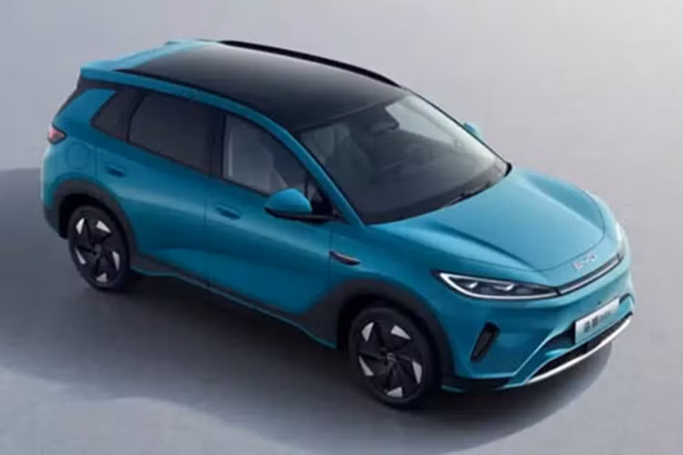 Mới đây, mẫu xe crossover BYD Sealion 05 EV 2025 mới đã được ra mắt tại Trung Quốc với mức giá khởi điểm là 117.800 nhân dân tệ (16.240 USD - khoảng 380 triệu đồng). Đây là mẫu SUV dành cho thị trường đại chúng với cốp trước dung tích 110 lít, tủ lạnh, hệ thống hỗ trợ lái xe “God's Eye” C và phạm vi hoạt động lên tới 520 km.