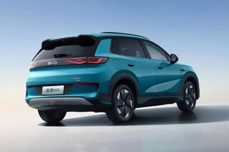 Nó áp dụng ngôn ngữ thiết kế Ocean Aesthetics mới nhất của thương hiệu với đèn pha nhọn kết hợp với dải đèn LED. Sealion 05 EV sử dụng phần đầu xe tối giản với một khe hút gió nhỏ và đường nắp ca-pô nghiêng. Tuy nhiên, viền nhựa quanh vòm bánh xe khiến chiếc crossover này trông cồng kềnh.