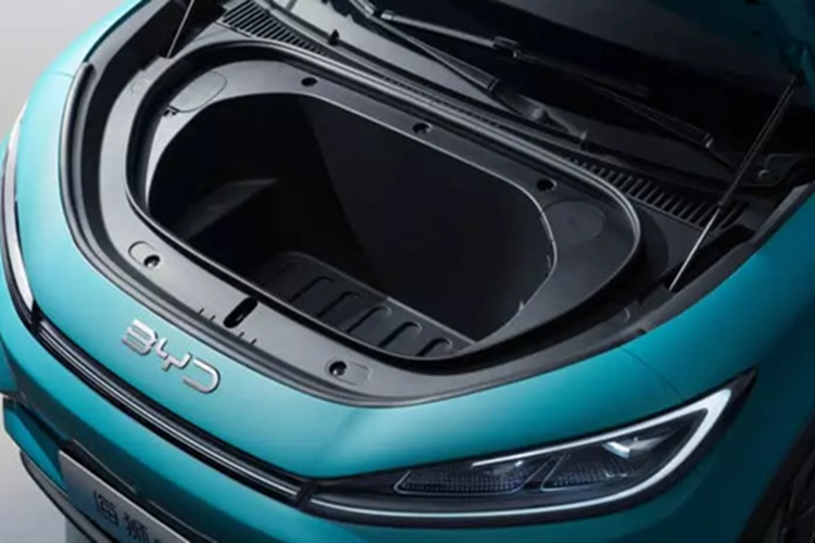 Một tính năng tuyệt vời khác của BYD Sealion 05 EV là hộp lưu trữ có chức năng làm mát và sưởi ấm. Nó có thể được làm mát đến âm 6 độ C. Hơn nữa, nó có thể được sưởi ấm đến 50 độ C. Một điểm nổi bật khác của BYD Sealion 05 EV là hệ thống hỗ trợ lái xe “God's Eye” C (DiPilot 100).