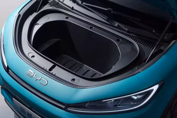 Một tính năng tuyệt vời khác của BYD Sealion 05 EV là hộp lưu trữ có chức năng làm mát và sưởi ấm. Nó có thể được làm mát đến âm 6 độ C. Hơn nữa, nó có thể được sưởi ấm đến 50 độ C. Một điểm nổi bật khác của BYD Sealion 05 EV là hệ thống hỗ trợ lái xe “God's Eye” C (DiPilot 100).