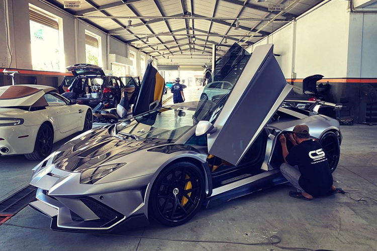 Siêu xe Lamborghini Aventador LP700-4 độ Duke Dynamics được trang bị thêm la-zăng độ và ống xả thể thao mới. Ngoài ra, xe vẫn được trang bị động cơ V12, dung tích 6.5 lít, tạo ra công suất tối đa 700 mã lực và mô-men xoắn cực đại 690 Nm.