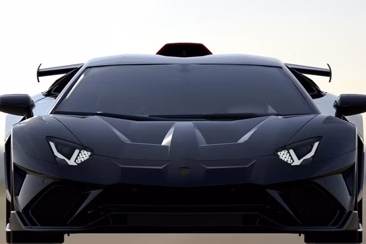 Vòng ra bên hông siêu bò này, chúng ta dễ thấy Lamborghini Aventador độ Duke Dynamics đã được nới rộng chiều ngang với vòm bánh xe mở rộng hết cỡ và chi tiết hốc gió bên hông được làm lại với ý tưởng từ siêu xe giới hạn Lamborghini Aventador SVJ đã giúp thân xe ngầu và cá tính hơn.