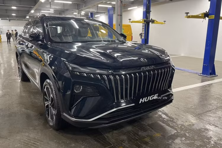 Xe được định vị cùng phân khúc với Mazda CX-8 (969 triệu đồng) và Kia Sorento (964 triệu đồng), nhưng giá bán lại cao hơn khá nhiều.