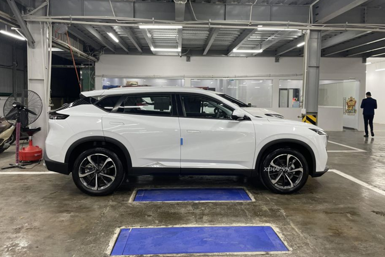 Hệ truyền động này đi cùng hộp số tự động 4 cấp và hệ dẫn động cầu trước. Xe được trang bị các tiện ích như: màn hình 10,25 inch và 13,2 inch cảm ứng, ghế chỉnh điện tích hợp sưởi/thông gió, âm thanh 6 loa, cửa sổ trời toàn cảnh, gói ADAS, camera 360 độ.