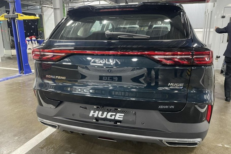 Xe được trang bị một số tiện ích như: màn hình kép 12,3 inch, ghế chỉnh điện, tích hợp sưởi/thông gió, 10 loa JAMO, cửa sổ trời toàn cảnh cùng gói ADAS, camera 540 độ.