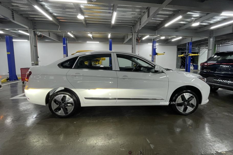 Khoang lái của E70 được thiết kế tối giản với những trang bị như: vô lăng hai chấu vát đáy tích hợp một số phím chức năng, ghế ngồi bọc da tổng hợp, ghế lái chỉnh tay 6 hướng và ghế phụ chỉnh tay 4 hướng. Ngoài ra còn có bảng đồng hồ kỹ thuật số 7 inch nối liền với màn hình cảm ứng trung tâm 10,25 inch, hỗ trợ kết nối Bluetooth và điều hòa tự động có khả năng lọc bụi mịn PM2.5.