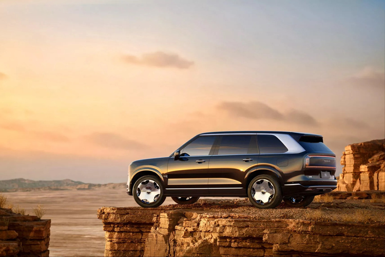 Hệ thống này sử dụng hai chip Thor, cung cấp tổng hiệu suất tính toán lên tới 1.400 TOPS, được hỗ trợ bằng 5 cảm biến LiDAR. Theo kế hoạch, Zeekr 9X sẽ được mở bán tại thị trường Trung Quốc vào quý III năm nay. Nhiều khả năng giá xe Zeekr 9X 2025 bán khoảng 70.000 USD, chỉ ngang ngửa BMW X5.