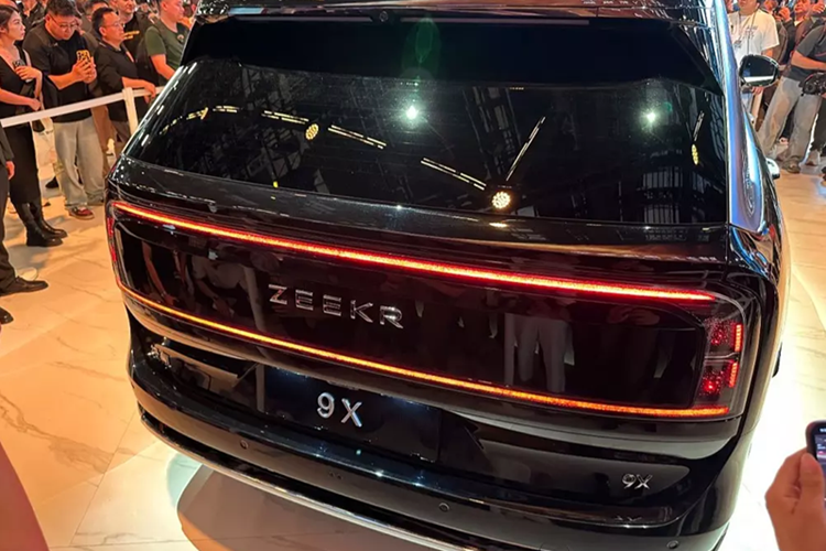 Đúng như những tin đồn trước đó, Zeekr 9X là mẫu xe đầu tiên của hãng sử dụng hệ truyền động hybrid với phạm vi hoạt động thuần điện đạt tới 380 km theo tiêu chuẩn thử nghiệm CLTC tại Trung Quốc. Zeekr tuyên bố đây là phạm vi hoạt động thuần điện dài nhất trong số các mẫu xe hybrid