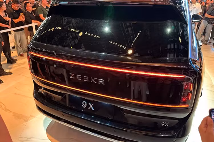 Đúng như những tin đồn trước đó, Zeekr 9X là mẫu xe đầu tiên của hãng sử dụng hệ truyền động hybrid với phạm vi hoạt động thuần điện đạt tới 380 km theo tiêu chuẩn thử nghiệm CLTC tại Trung Quốc. Zeekr tuyên bố đây là phạm vi hoạt động thuần điện dài nhất trong số các mẫu xe hybrid
