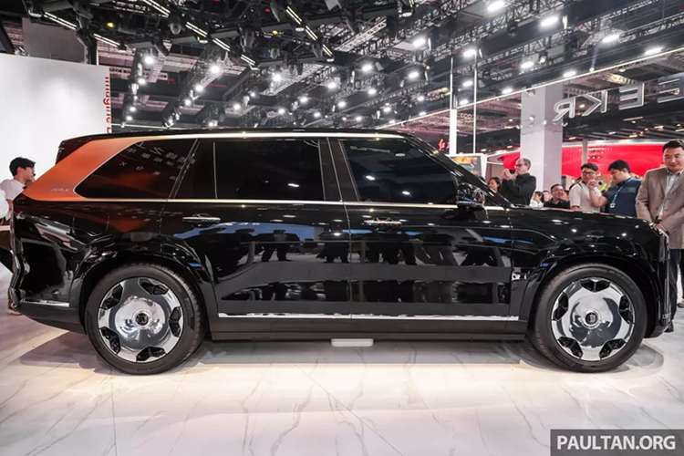 Được định vị là xe siêu sang, Zeekr 9X sở hữu kích thước lớn với chiều dài x rộng x cao lần lượt 5.239 x 2.029 x 1.819 mm và chiều dài cơ sở lên tới 3.169 mm. Xe có thể nâng gầm lên tối đa 110 mm, đạt khoảng sáng gầm 288 mm, và có khả năng leo dốc 70% ngay cả trong điều kiện tuyết sâu.