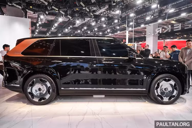 Được định vị là xe siêu sang, Zeekr 9X sở hữu kích thước lớn với chiều dài x rộng x cao lần lượt 5.239 x 2.029 x 1.819 mm và chiều dài cơ sở lên tới 3.169 mm. Xe có thể nâng gầm lên tối đa 110 mm, đạt khoảng sáng gầm 288 mm, và có khả năng leo dốc 70% ngay cả trong điều kiện tuyết sâu.