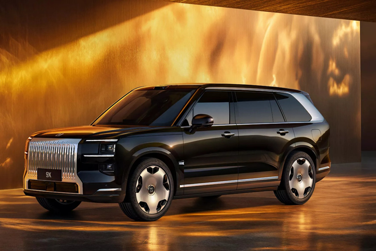 Với tổng công suất kết hợp lên tới 898 mã lực, xe có khả năng tăng tốc 0-100 km/h chỉ trong khoảng 3 giây và đạt tốc độ tối đa 240 km/h. Động cơ xăng kết hợp với hộp số tự động 3 cấp, truyền lực tới cả 4 bánh. Zeekr cũng khẳng định 9X là mẫu SUV hybrid sạc nhanh nhất thế giới.