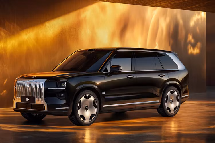 Với tổng công suất kết hợp lên tới 898 mã lực, xe có khả năng tăng tốc 0-100 km/h chỉ trong khoảng 3 giây và đạt tốc độ tối đa 240 km/h. Động cơ xăng kết hợp với hộp số tự động 3 cấp, truyền lực tới cả 4 bánh. Zeekr cũng khẳng định 9X là mẫu SUV hybrid sạc nhanh nhất thế giới.