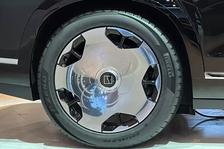 Có thể thấy sự tương đồng của Zeekr 9X với Range Rover, Rivian R1S và Rolls Royce Cullinan. Trong đó, lưới tản nhiệt thác nước đặc trưng của Zeekr thậm chí còn to hơn cả loại được trang bị cho Rolls-Royce Cullinan. Theo tuyên bố của Zeekr, mẫu xe này được trang bị lưới tản nhiệt lớn nhất thế giới, rộng 1.245 mm ở phần đáy.