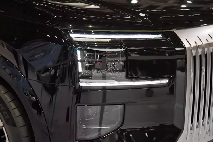 Bên trên là nắp ca-pô kiểu vỏ sò cũng lớn nhất thế giới với diện tích lên tới 2,15 m². Không chỉ lưới tản nhiệt mà chi tiết mạ bạc ở cột C cũng gợi nhớ đến thiết kế của mẫu SUV siêu sang Anh quốc. Trong khi đó, cụm đèn hậu LED phía sau mang hơi hướng của Range Rover.