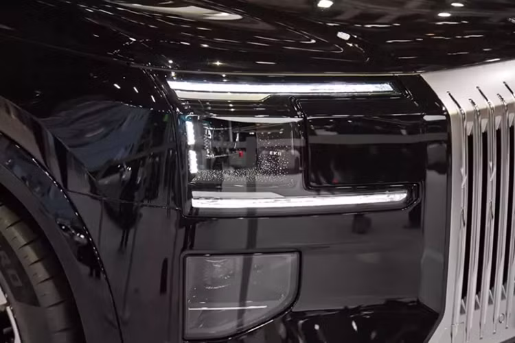 Bên trên là nắp ca-pô kiểu vỏ sò cũng lớn nhất thế giới với diện tích lên tới 2,15 m². Không chỉ lưới tản nhiệt mà chi tiết mạ bạc ở cột C cũng gợi nhớ đến thiết kế của mẫu SUV siêu sang Anh quốc. Trong khi đó, cụm đèn hậu LED phía sau mang hơi hướng của Range Rover.