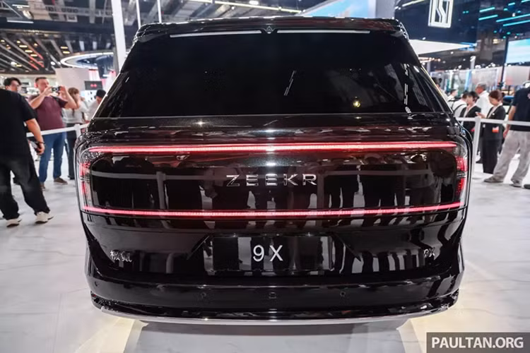 Xe được trang bị vành hợp kim 22 inch, mỗi mâm cần đến 30 giờ đánh bóng thủ công để đạt được độ sáng gương mong muốn. Khung gầm bao gồm hệ thống treo khí nén buồng đôi và giảm xóc điều khiển van kép liên tục.