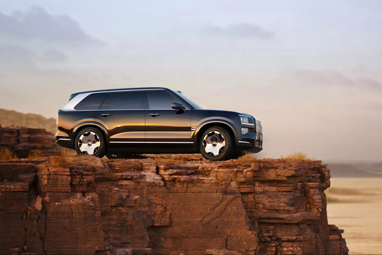 Theo đó, xe có khả năng sạc 6C, tức là gấp 6 lần công suất danh định của pin, giúp sạc từ 20% lên 80% chỉ trong 9 phút. Tuy nhiên, dung lượng pin chính thức vẫn chưa được xác nhận. Ngoài ra, Zeekr 9X còn được trang bị hệ thống chống lắc chủ động điện 48 V lần đầu tiên xuất hiện trên một mẫu SUV đến từ thương hiệu Trung Quốc.