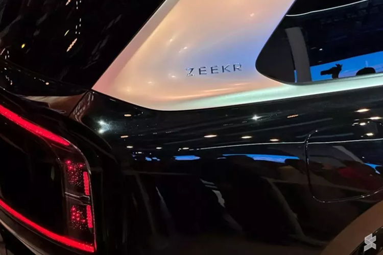 Nếu bỏ qua những chi tiết trên, thiết kế tổng thể của Zeekr 9X có phần lỗi thời và thiếu sáng tạo. Xe không có tay nắm cửa chìm hay cửa sau mở ngược. Các đường nét trên bề mặt thân xe ũng thiếu đi vẻ bóng bẩy, tinh xảo đặc trưng của các thương hiệu xe sang châu Âu.