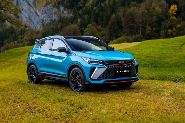 Geely Coolray được xác nhận sẽ bán tại Việt Nam vào năm sau. Xe được định vị ở nhóm SUV cỡ B, cạnh tranh cùng nhiều cái tên "ăn khách" như Mitsubishi Xforce, Toyota Yaris Cross hay Lynk &amp; co 06, Omoda C5.