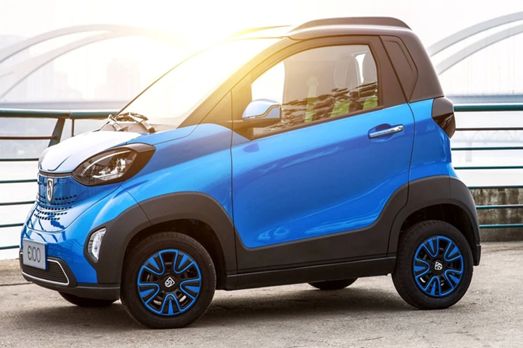 TMT Motors vừa thông báo sẽ mang 3 mẫu xe mới của SGMW về Việt Nam trong thời gian tới. Cái tên đầu tiên là Baojun E100. Theo thông tin từ nhà sản xuất, mẫu xe sẽ được trang bị motor điện công suất 39 mã lực, phạm vi hoạt động khoảng dưới 200 km/lần sạc. Giá bán dự kiến dưới 150 triệu đồng.