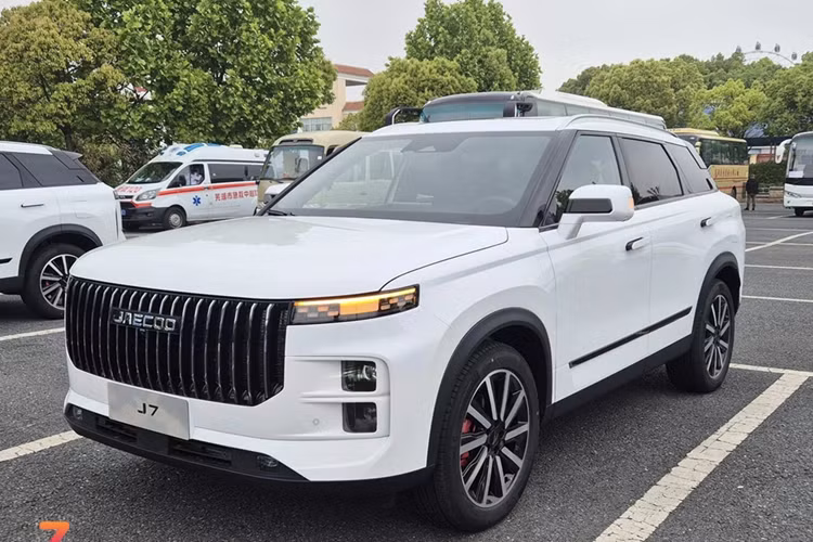 Jaecoo J7 được trang bị máy xăng tăng áp 1.5L, kết hợp công nghệ Super Hybrid Technology (SHS). Hiện giá bán và số lượng phiên bản của J7 PHEV vẫn chưa được công bố.