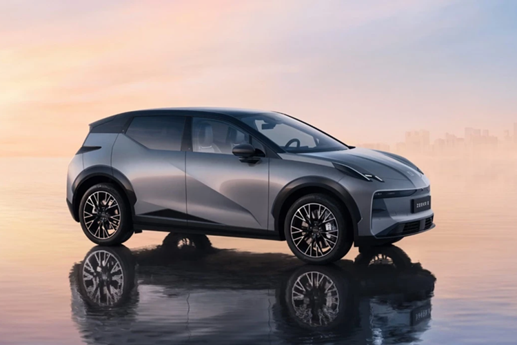 Zeekr X là mẫu SUV đầu tiên được Tasco xác nhận sẽ mang về Việt Nam trong thời gian tới. Xe được định vị ở nhóm SUV cỡ C, chưa rõ liệu Tasco sẽ phân phối biến thể 4 hay 5 chỗ ngồi tương tự bản hiện hành ở Trung Quốc.