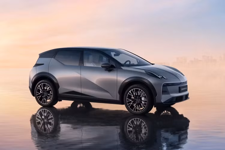 Zeekr X là mẫu SUV đầu tiên được Tasco xác nhận sẽ mang về Việt Nam trong thời gian tới. Xe được định vị ở nhóm SUV cỡ C, chưa rõ liệu Tasco sẽ phân phối biến thể 4 hay 5 chỗ ngồi tương tự bản hiện hành ở Trung Quốc.