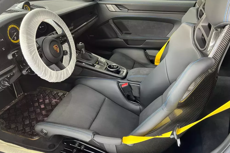 Bên sườn, Porsche 911 GT3 được trang bị cánh lướt gió rộng hơn 911 tiêu chuẩn. Tuy nhiên, sự khác biệt lớn nhất phải nằm ở phần đuôi xe phía sau với cánh gió và bộ khuếch tán cỡ lớn. Những chi tiết này giúp xe tạo ra lực ép xuống mặt đường tăng 50% so với Porsche 911 thông thường.