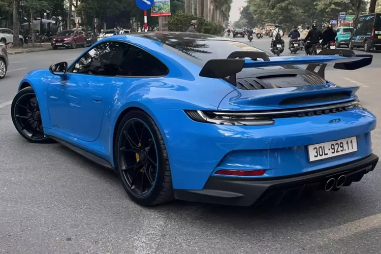 Biển số của chiếc xe Porsche 911 GT3 này là 30L-92911, nằm trong biển đấu giá, với mức trả cao nhất 40 triệu đồng, bằng mức giá tối thiểu khi tham dự đấu giá. Chiếc Porsche 911 GT3 này có màu xanh dương và được chọn đầy đủ đồ chơi.