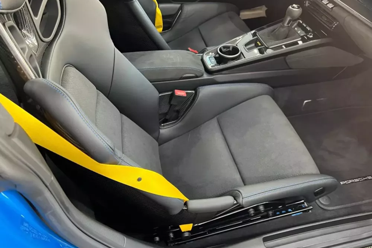 Ngoài ra, Porsche 911 GT3 thế hệ mới còn đi kèm bộ vành hợp kim với đường kính 20 inch phía trước và 21 inch đằng sau. Bộ vành này có thiết kế chấu hình chữ Y, đi với lốp Pirelli, Michelin hoặc Dunlop.