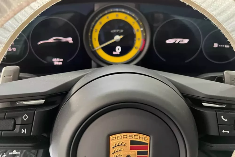 Đằng sau bộ vành này là đĩa phanh có đường kính 405 mm phía trước trong khi con số tương ứng ở Porsche 911 bản thường là 380 mm.