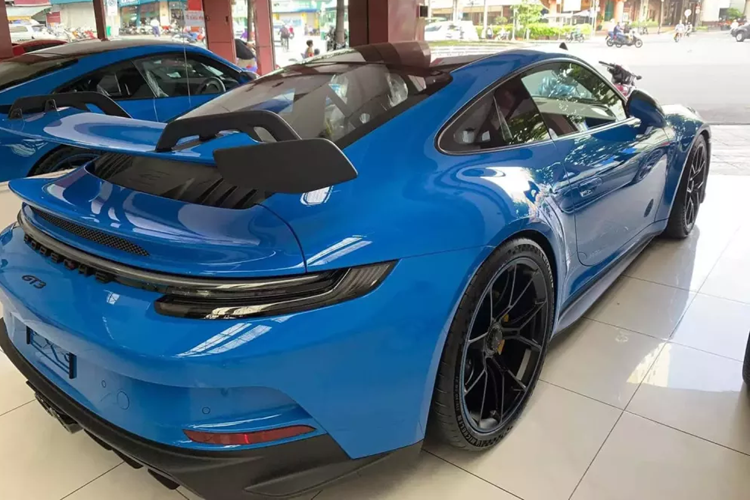 Porsche 911 GT3 992 có hốc gió trung tâm khá rộng trên đầu xe, trong khi đó, khe gió ở hai bên cản trước lại được thiết kế thanh mảnh. Tiếp đến là nắp ca-pô bằng sợi carbon nhằm giảm trọng lượng, đi kèm 2 khe gió. Tương tự như vậy, phần nóc của Porsche 911 GT3 thế hệ mới cũng được làm bằng sợi carbon bền, nhẹ.