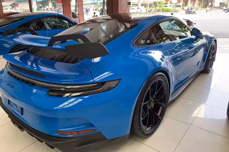 Porsche 911 GT3 992 có hốc gió trung tâm khá rộng trên đầu xe, trong khi đó, khe gió ở hai bên cản trước lại được thiết kế thanh mảnh. Tiếp đến là nắp ca-pô bằng sợi carbon nhằm giảm trọng lượng, đi kèm 2 khe gió. Tương tự như vậy, phần nóc của Porsche 911 GT3 thế hệ mới cũng được làm bằng sợi carbon bền, nhẹ.