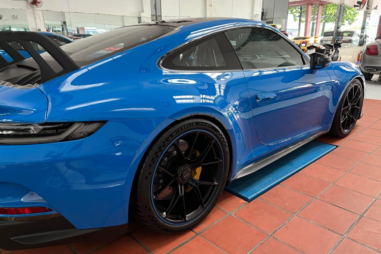 Động cơ kết hợp với hộp số tự động ly hợp kép PDK 7 cấp. Trọng lượng của Porsche 911 GT3 992.1 là 1.435 kg. Nhờ đó, xe có thể tăng tốc từ 0-100 km/h và 0-200 km/h trong 3,3 giây và 10,8 giây. Vận tốc tối đa của xe là 318 km/h. Mức giá xe Porsche 911 GT3 992 khoảng hơn 16 tỷ đồng.