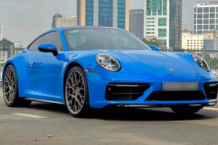 Vào đầu tháng 12/2024, một người chơi xe ở Hà Nội đã mua lại chiếc xe thể thao Porsche 911 GT3 thế hệ 992 từ showroom chuyên mua bán xe sang đã nhận được sự quan tâm đặc biệt, lý do là dù chiếc xe này đã ra biển kiểm soát của tỉnh Long An hơn 2 năm qua nhưng số đồng hồ công tơ mét chỉ 80 km.