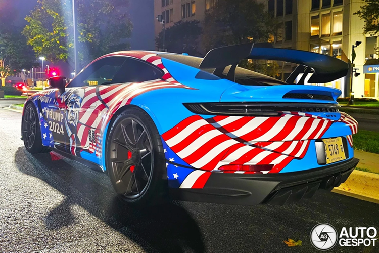 Đặc biệt hơn, chiếc xe thể thao này được bắt gặp ở bang Illinois, nơi bà Kamala Harris chiến thắng với 19 phiếu đại cử tri.