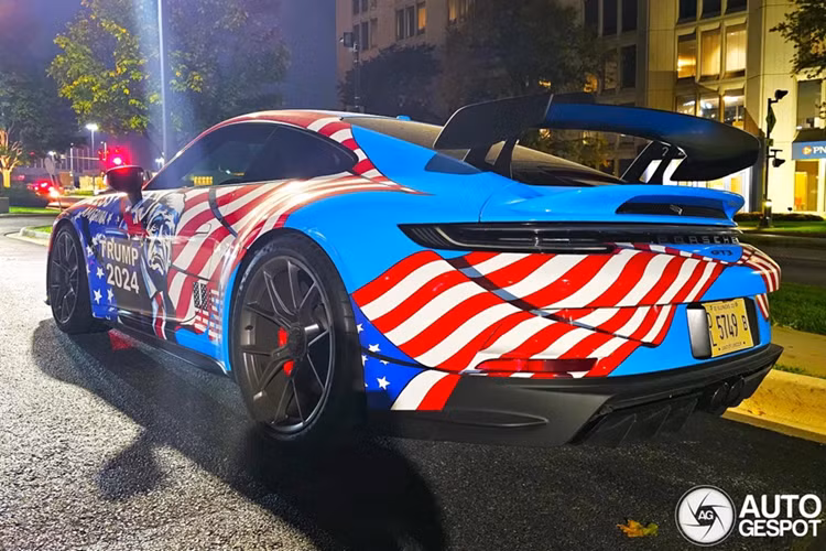 Đặc biệt hơn, chiếc xe thể thao này được bắt gặp ở bang Illinois, nơi bà Kamala Harris chiến thắng với 19 phiếu đại cử tri.