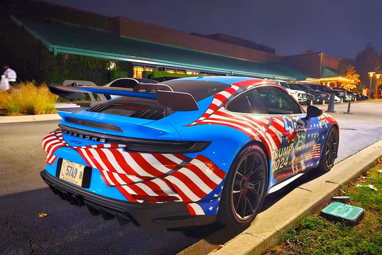 Chủ nhân của chiếc Porsche 911 GT3 tại Oak Brook, Illinois (Mỹ) đã quyết định thay đổi ngoại thất của mẫu xe thể thao này với hình ảnh của quốc kỳ Mỹ và ông Trump.