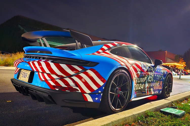 Một trong những điểm nổi bật nhất trong lần nâng cấp của thế hệ 992 là cánh lướt gió sau dạng “cổ thiên nga”, vốn được lấy cảm hứng từ chiếc Porsche 911 RSR.