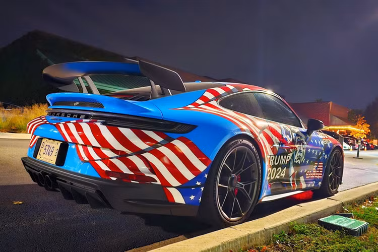 Một trong những điểm nổi bật nhất trong lần nâng cấp của thế hệ 992 là cánh lướt gió sau dạng “cổ thiên nga”, vốn được lấy cảm hứng từ chiếc Porsche 911 RSR.