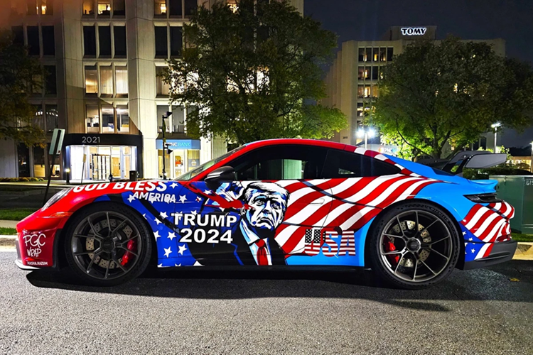 Chiếc Porsche 911 GT3 sở hữu màu sơn gốc xanh Shark Blue quen thuộc, kết hợp với hình ảnh ông Trump giơ cao nắm đấm sau vụ ám sát tại Pennsylvania vào tháng 7/2024.